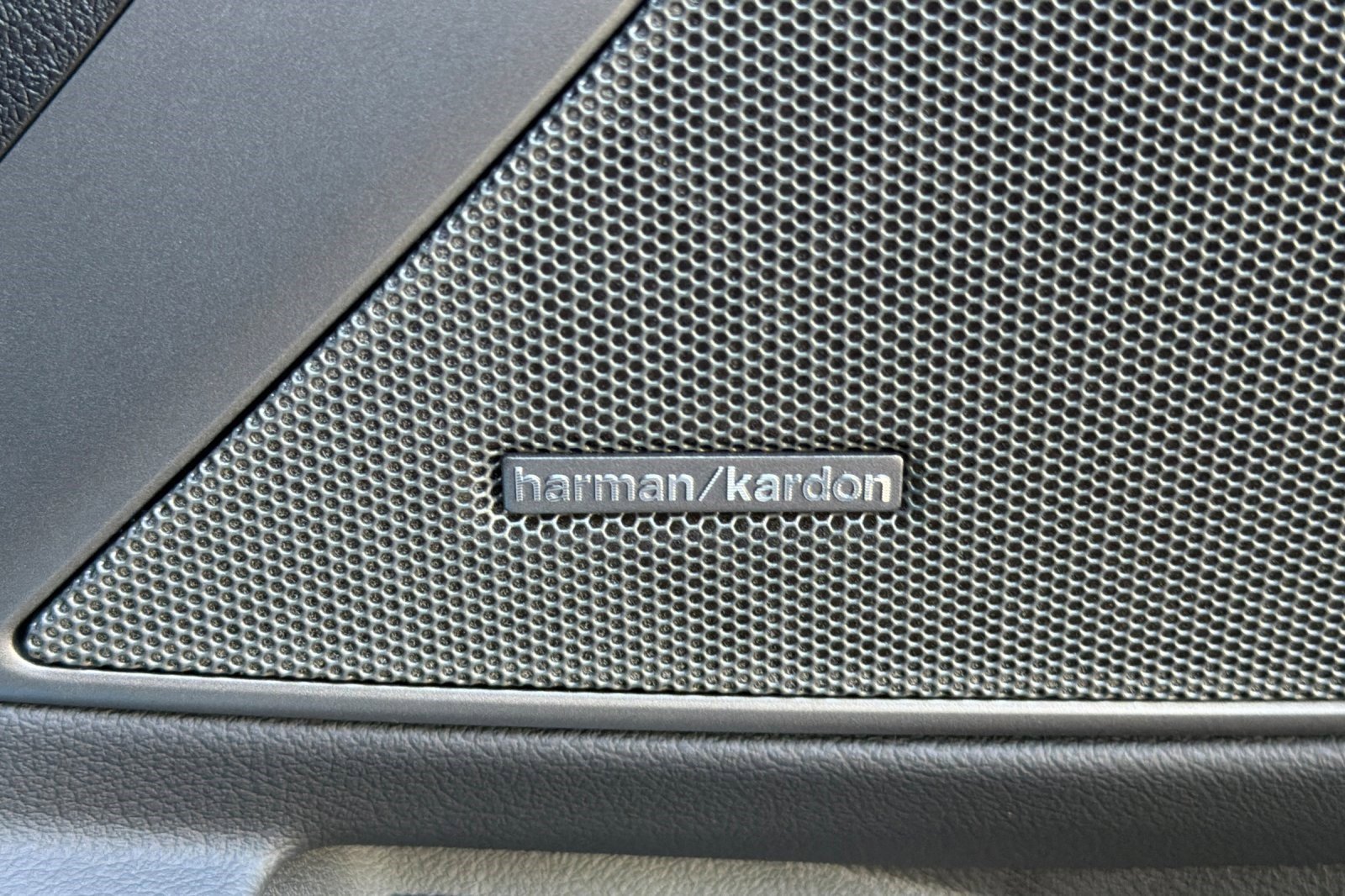 Used 2025 BMW 330i Sedan w/ Premium Package image 22