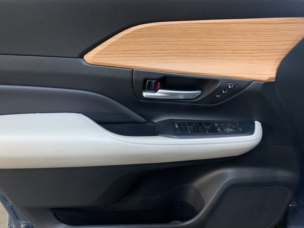 Used 2024 Toyota Grand Highlander Limited image 11