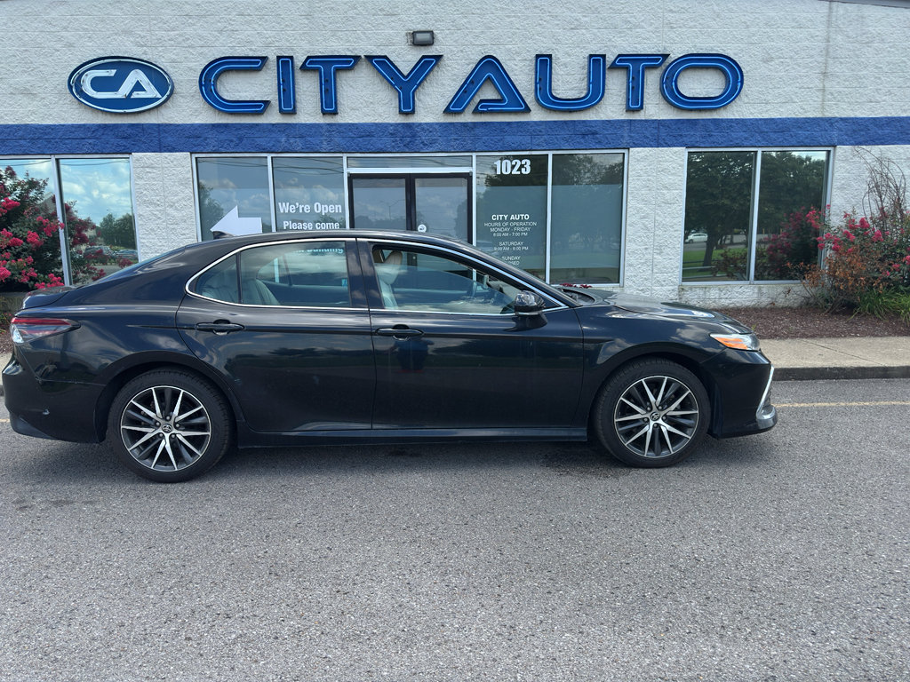 Used 2022 Toyota Camry XLE FWD image 3