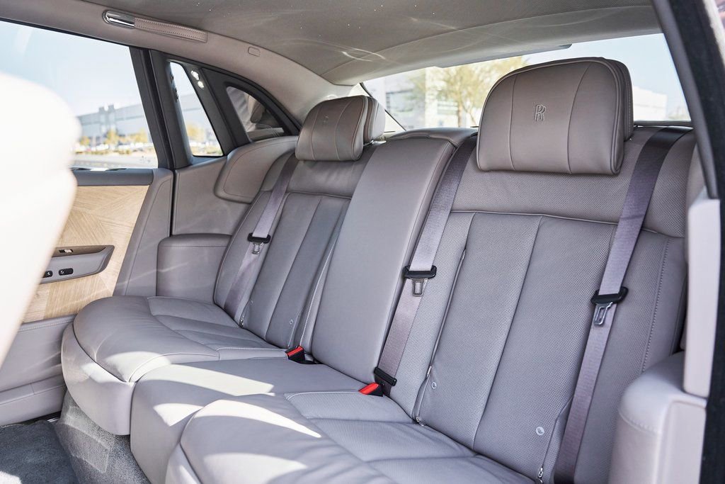 Used 2025 Rolls-Royce Phantom Sedan RWD image 51