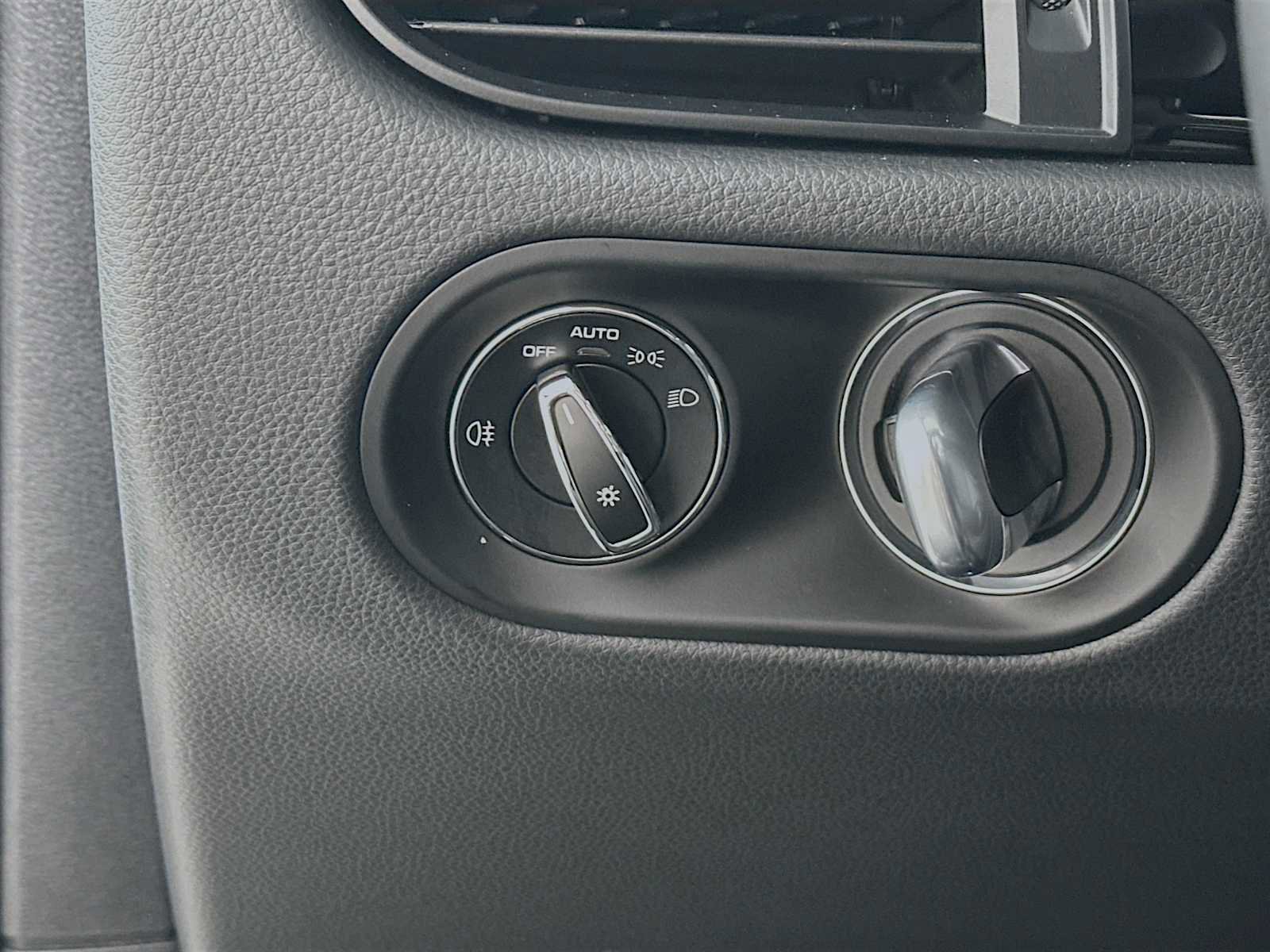 Certified 2025 Porsche Macan image 13