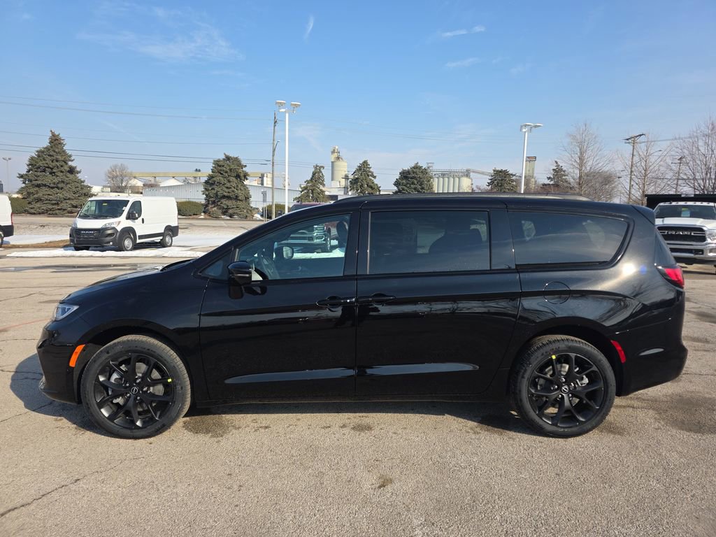 New 2026 Chrysler Pacifica Select AWD/4WD image 4