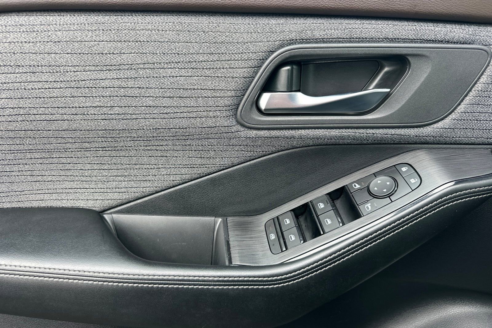 Used 2023 Nissan Rogue SV image 10