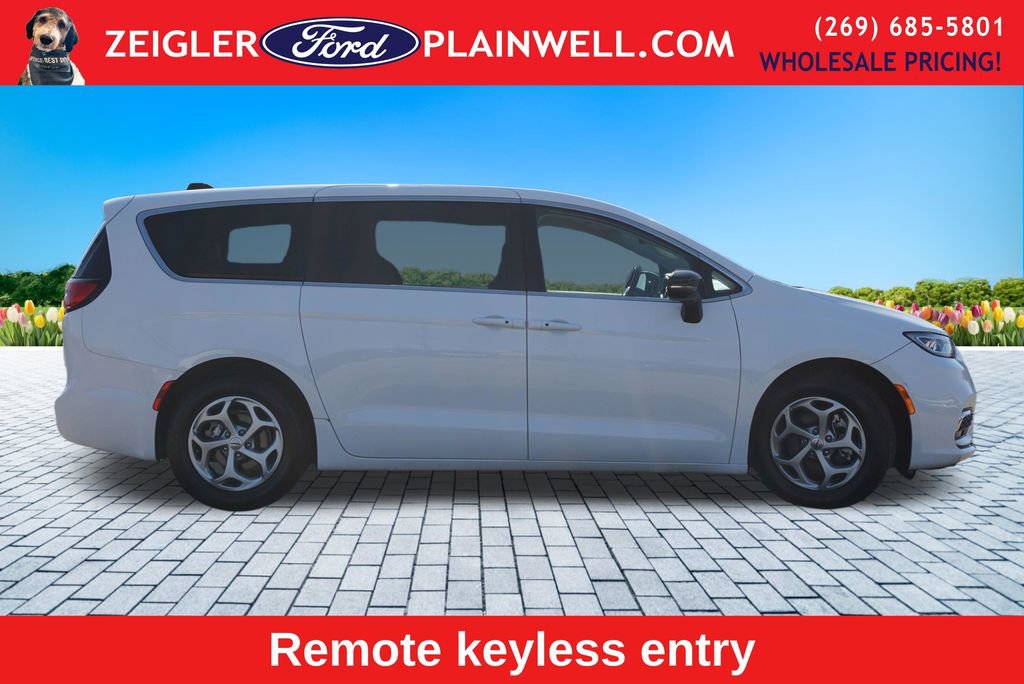 Used 2024 Chrysler Pacifica Limited FWD image 6
