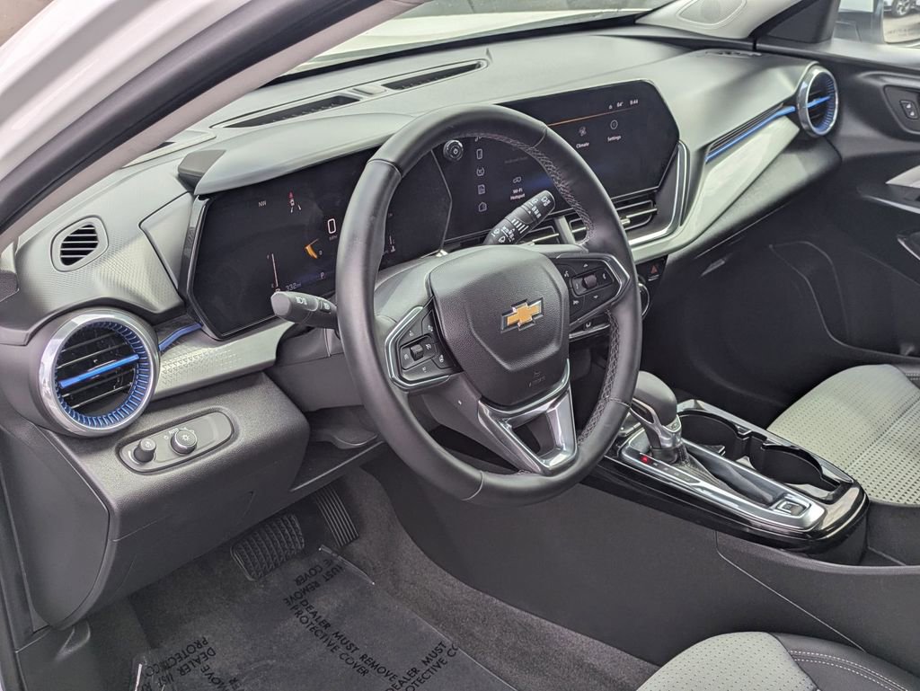Used 2025 Chevrolet Trax LT w/ LT Convenience Package FWD image 16