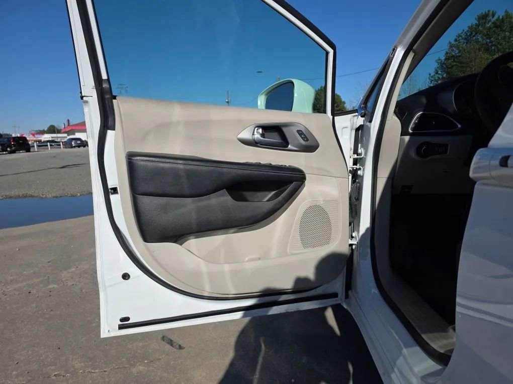 Used 2022 Chrysler Pacifica Touring-L FWD image 37