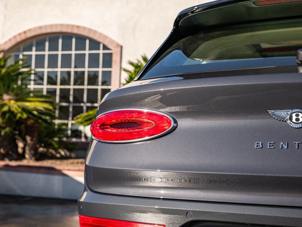 Used 2025 Bentley Bentayga image 41