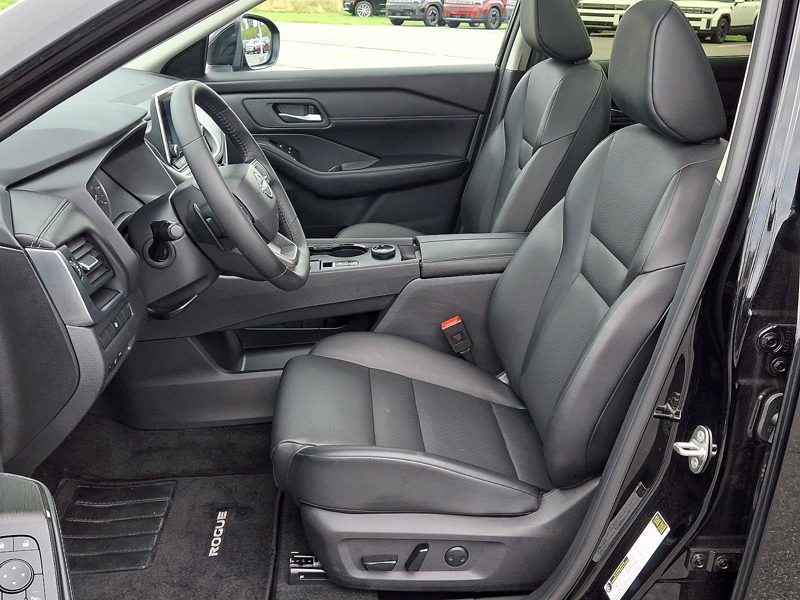 Used 2026 Nissan Rogue SV w/ SV Premium Package AWD/4WD image 14