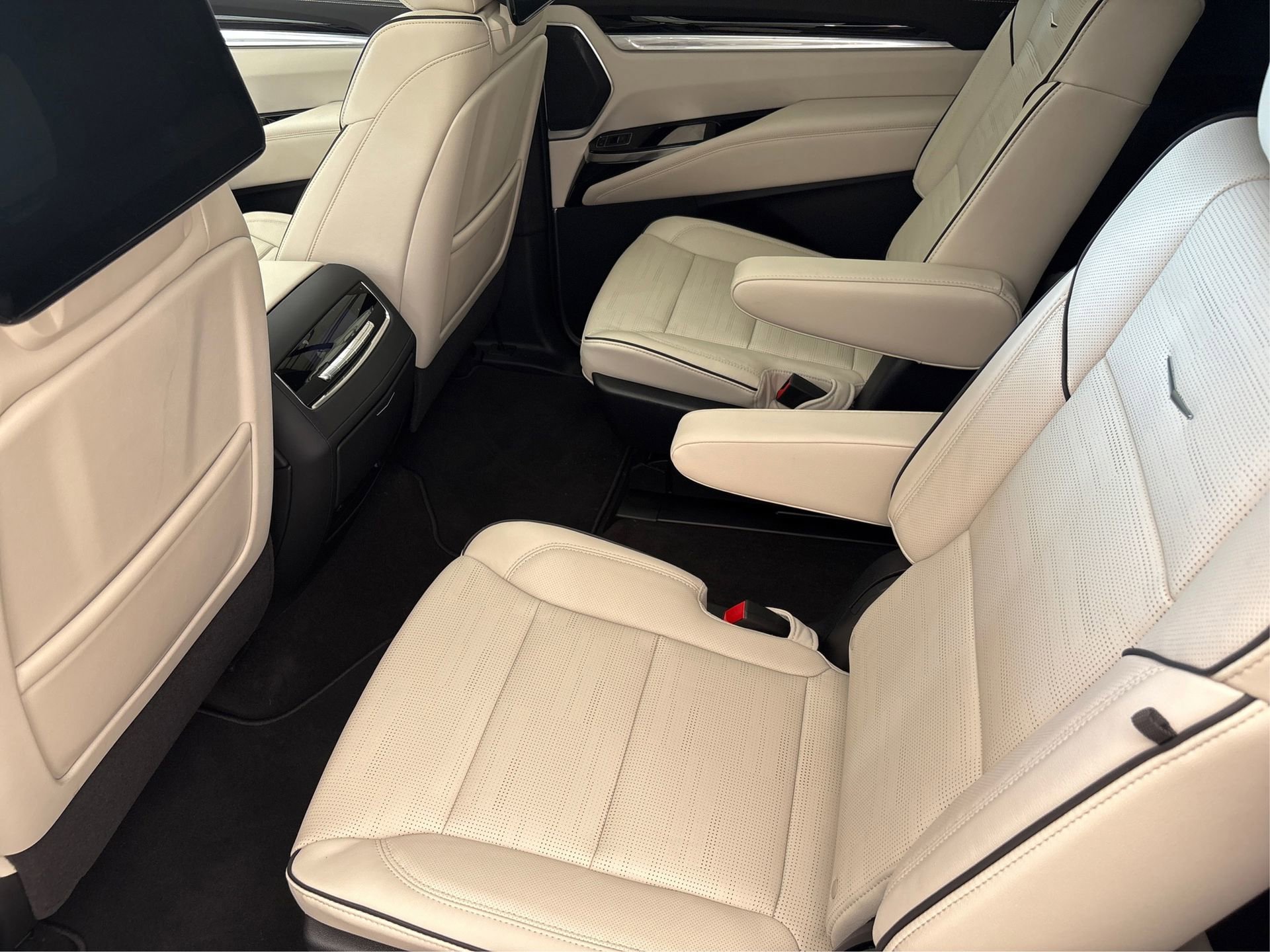 New 2025 Cadillac Escalade ESV Sport w/ Touring Package image 10