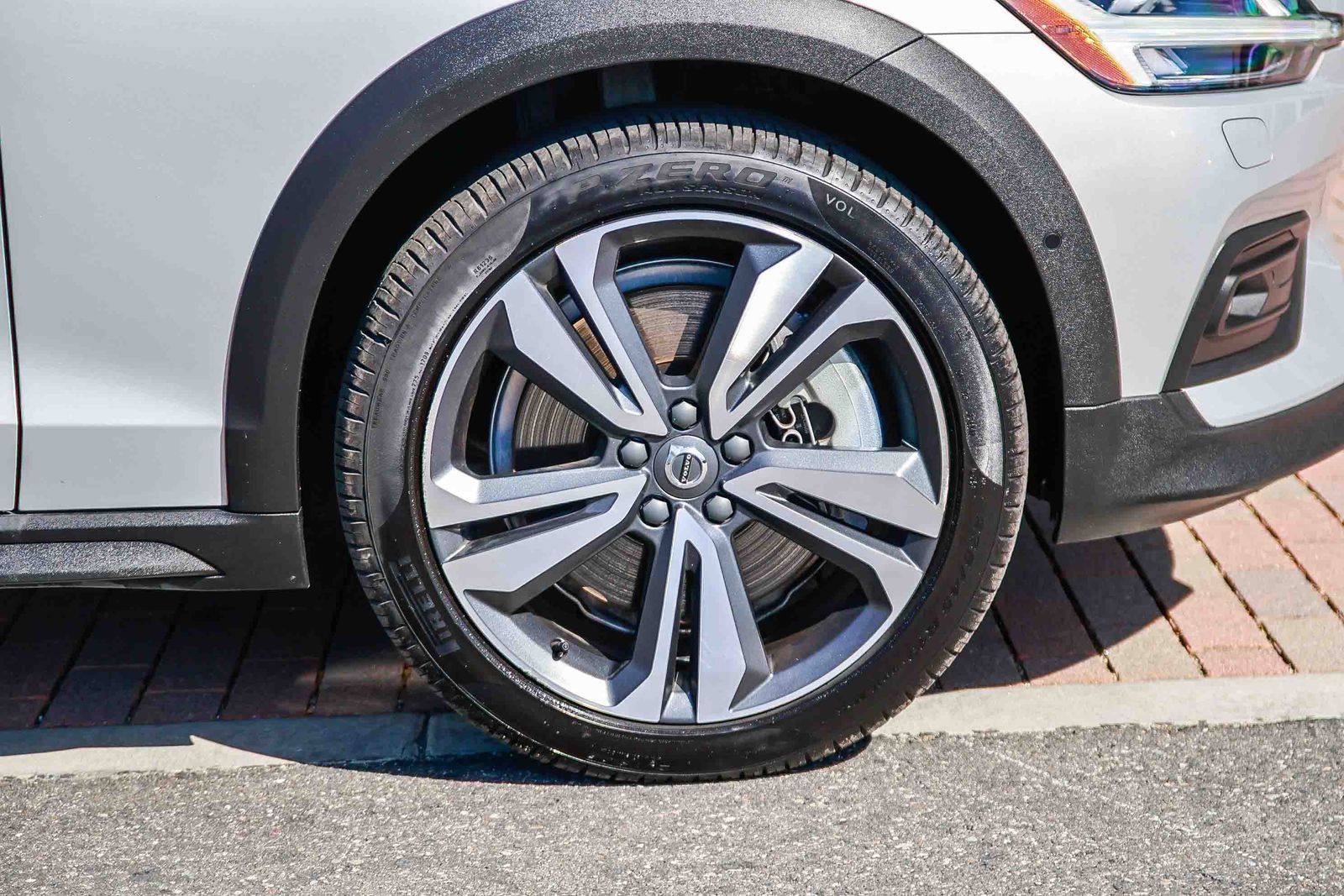 Used 2025 Volvo V60 B5 Cross Country Plus image 10