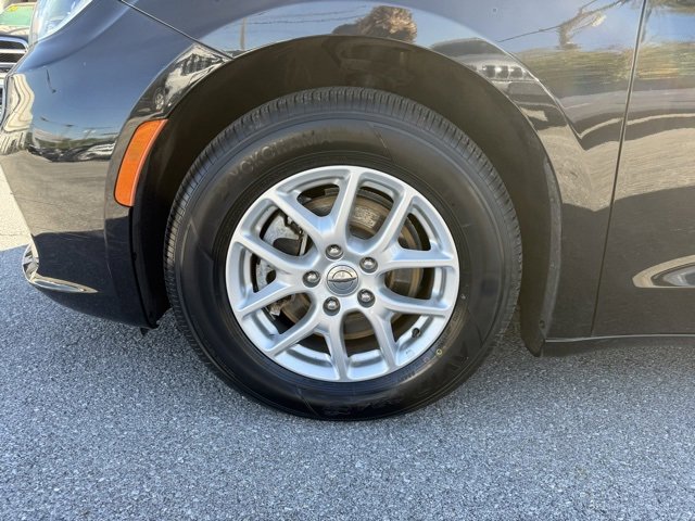 Certified 2021 Chrysler Pacifica Touring-L image 9