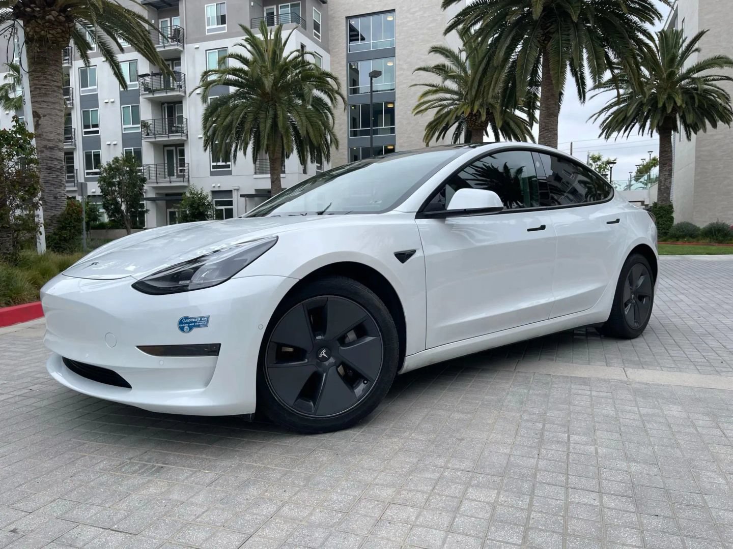 Used 2023 Tesla Model 3 Standard Range RWD image 3