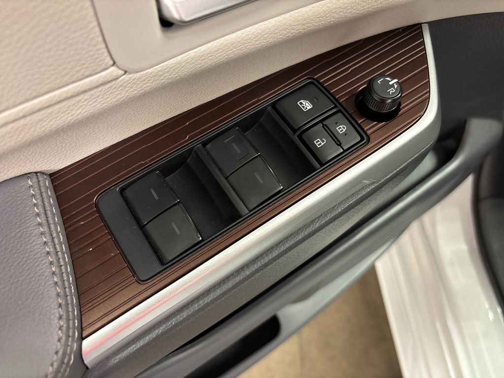 Used 2024 Toyota Sienna XLE FWD image 25
