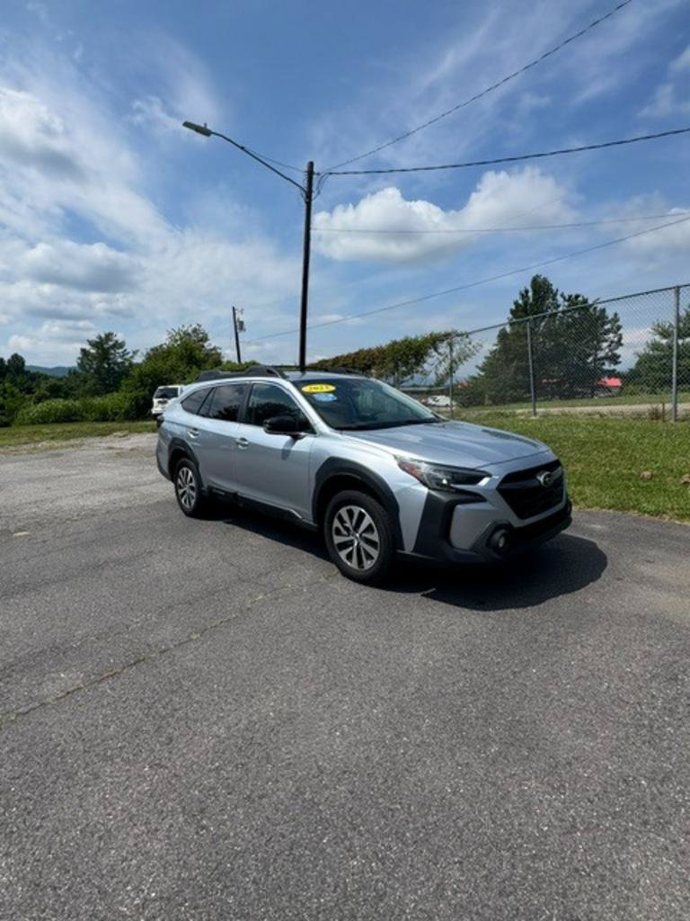 Used 2023 Subaru Outback Premium AWD/4WD image 3