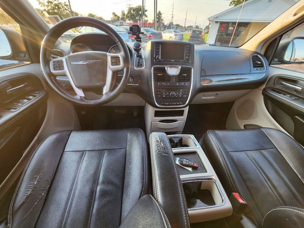 Used 2014 Chrysler Town & Country Touring w/ Driver Convenience Group FWD image 13