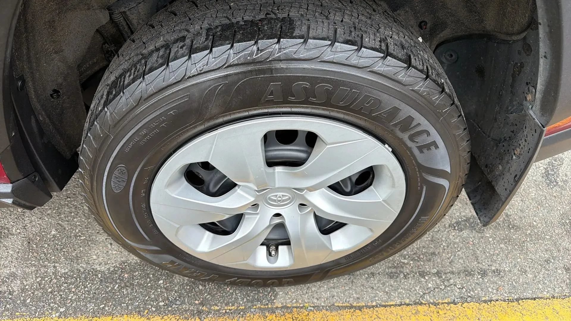 Used 2022 Toyota RAV4 LE AWD/4WD image 9