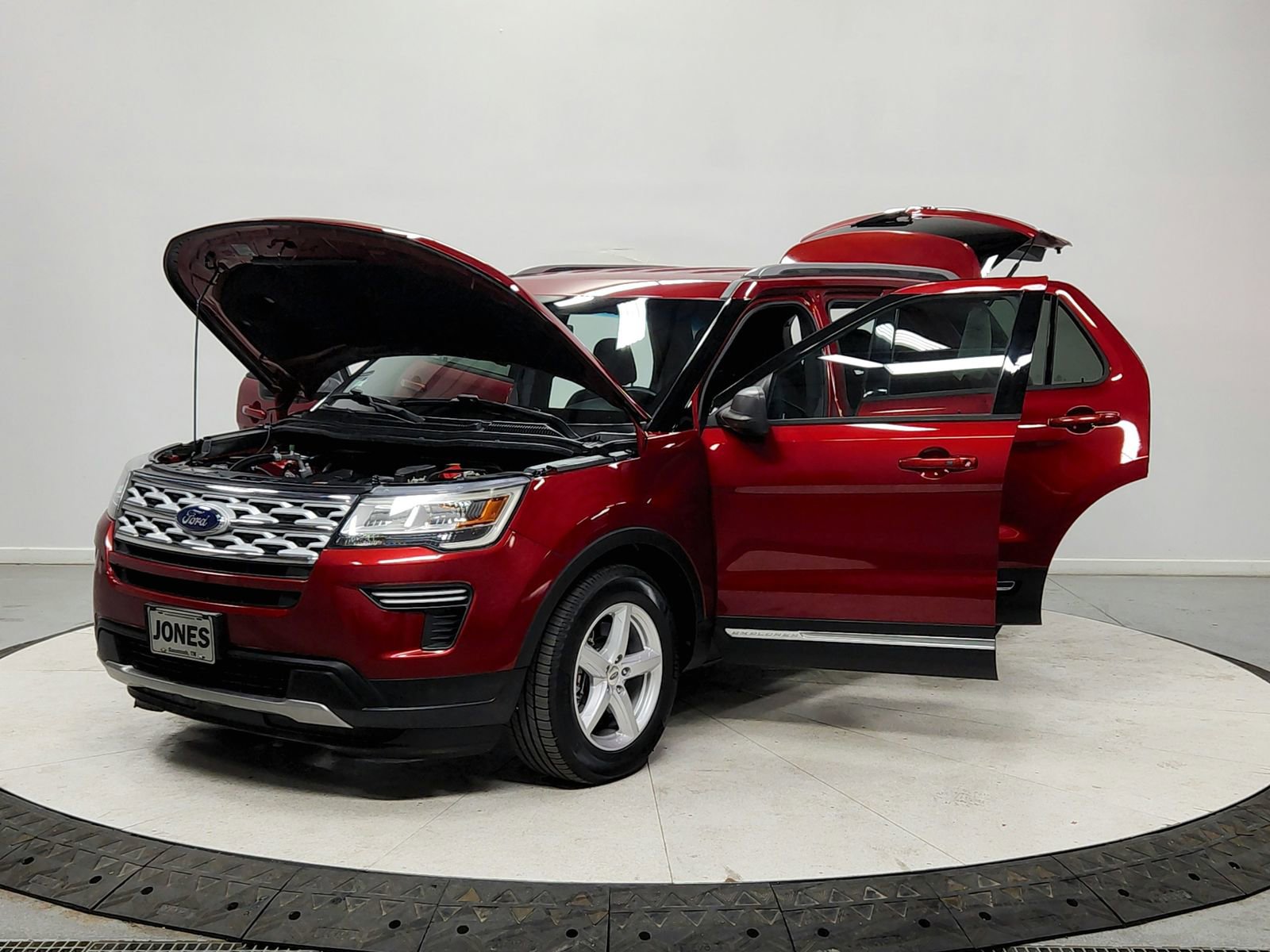 Used 2018 Ford Explorer XLT image 11