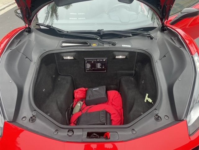Used 2018 Ferrari 488 GTB RWD image 11