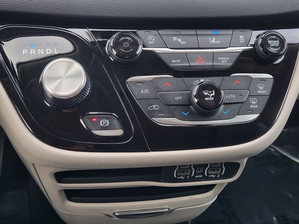 Used 2024 Chrysler Pacifica Touring-L image 20