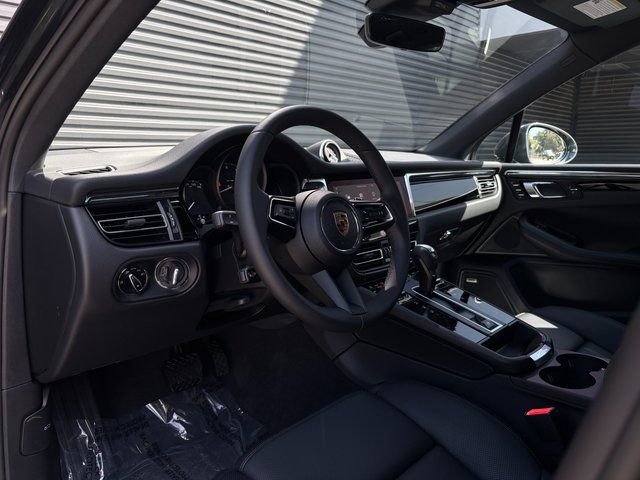 Certified 2026 Porsche Macan AWD/4WD image 4