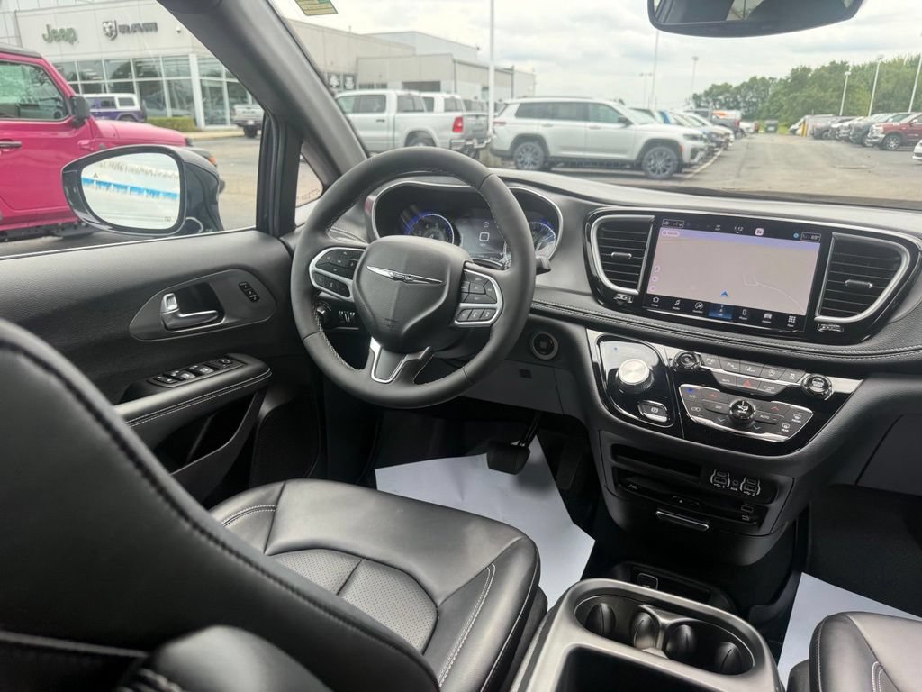 Used 2025 Chrysler Pacifica Select w/ Uconnect Theater Family Group AWD/4WD image 58