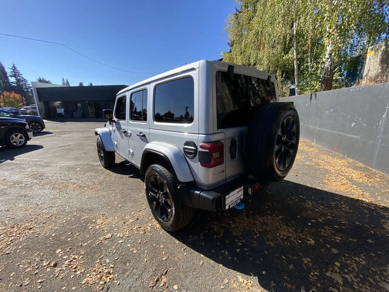 Used 2024 Jeep Wrangler Unlimited Sahara AWD/4WD image 4