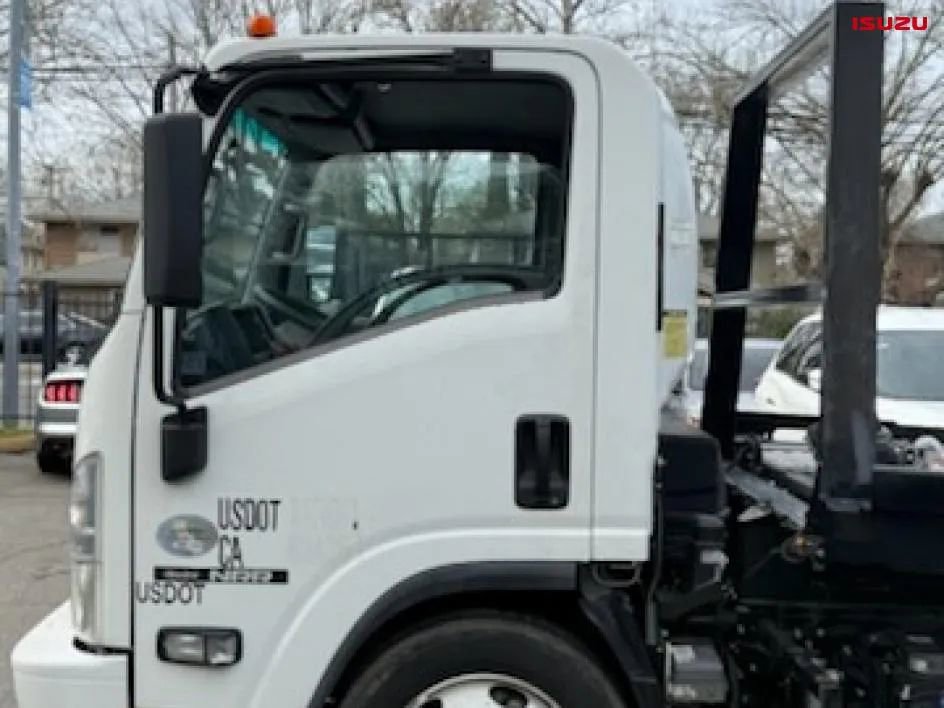 Used 2020 Isuzu NPR image 3