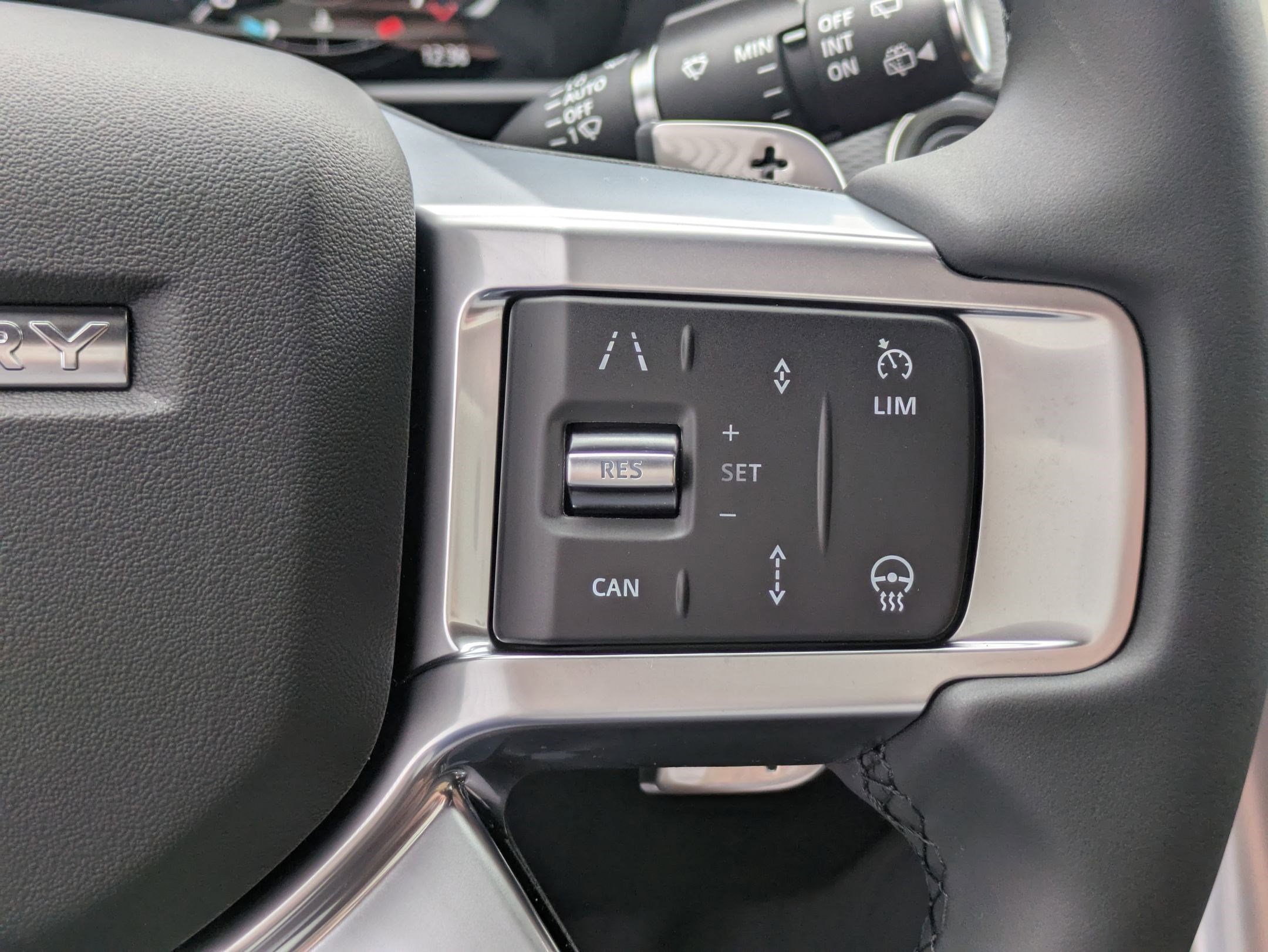 New 2026 Land Rover Discovery Dynamic SE image 18