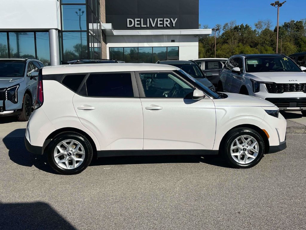 Used 2023 Kia Soul LX w/ LX Technology Package FWD image 24