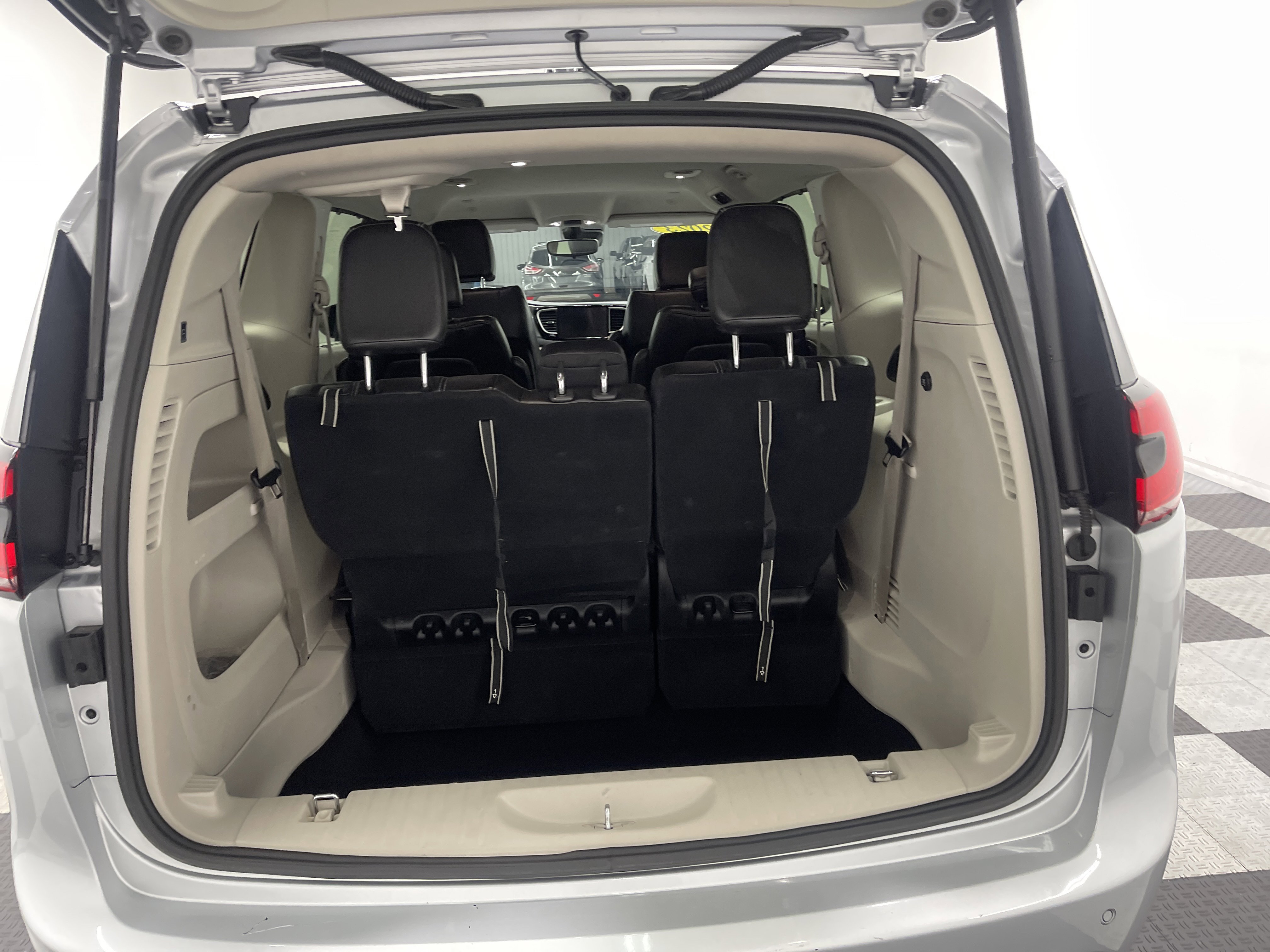 Used 2023 Chrysler Pacifica Touring-L image 17