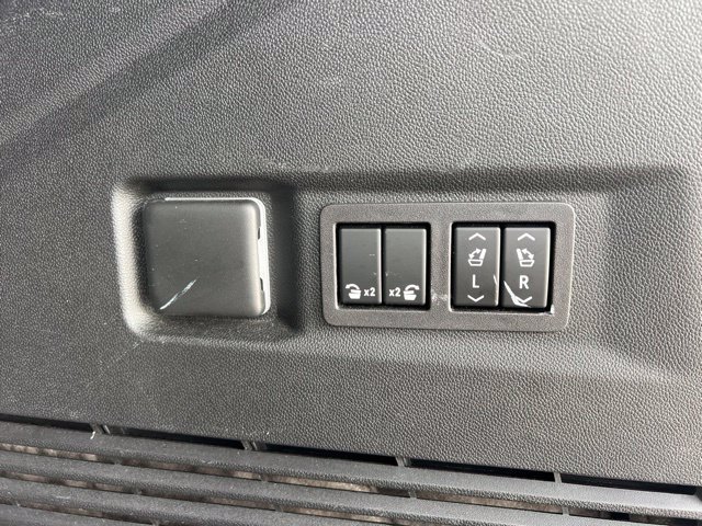 Used 2023 GMC Yukon AT4 w/ AT4 Premium Package AWD/4WD image 17