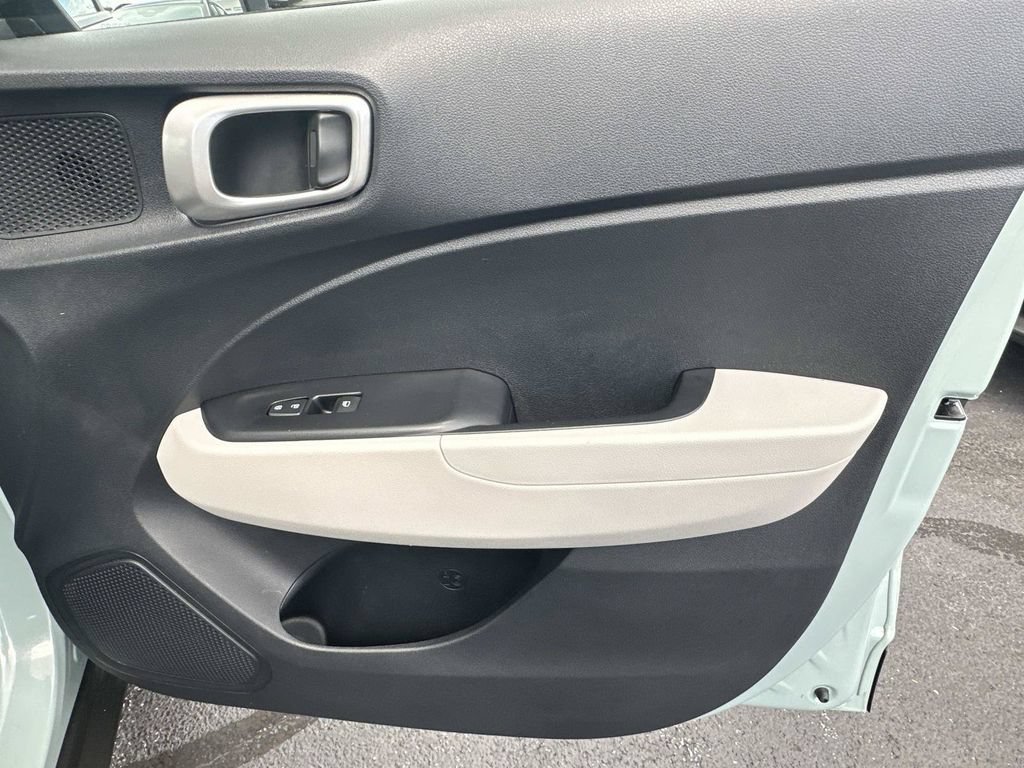Used 2025 Hyundai Venue SEL FWD image 33