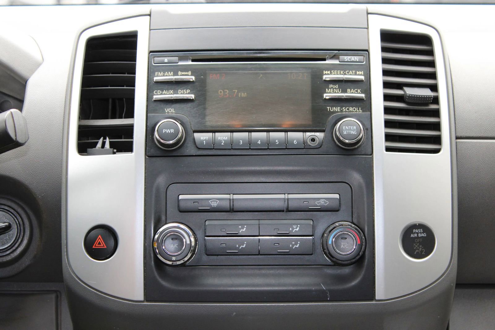 Used 2014 Nissan Frontier SV image 32