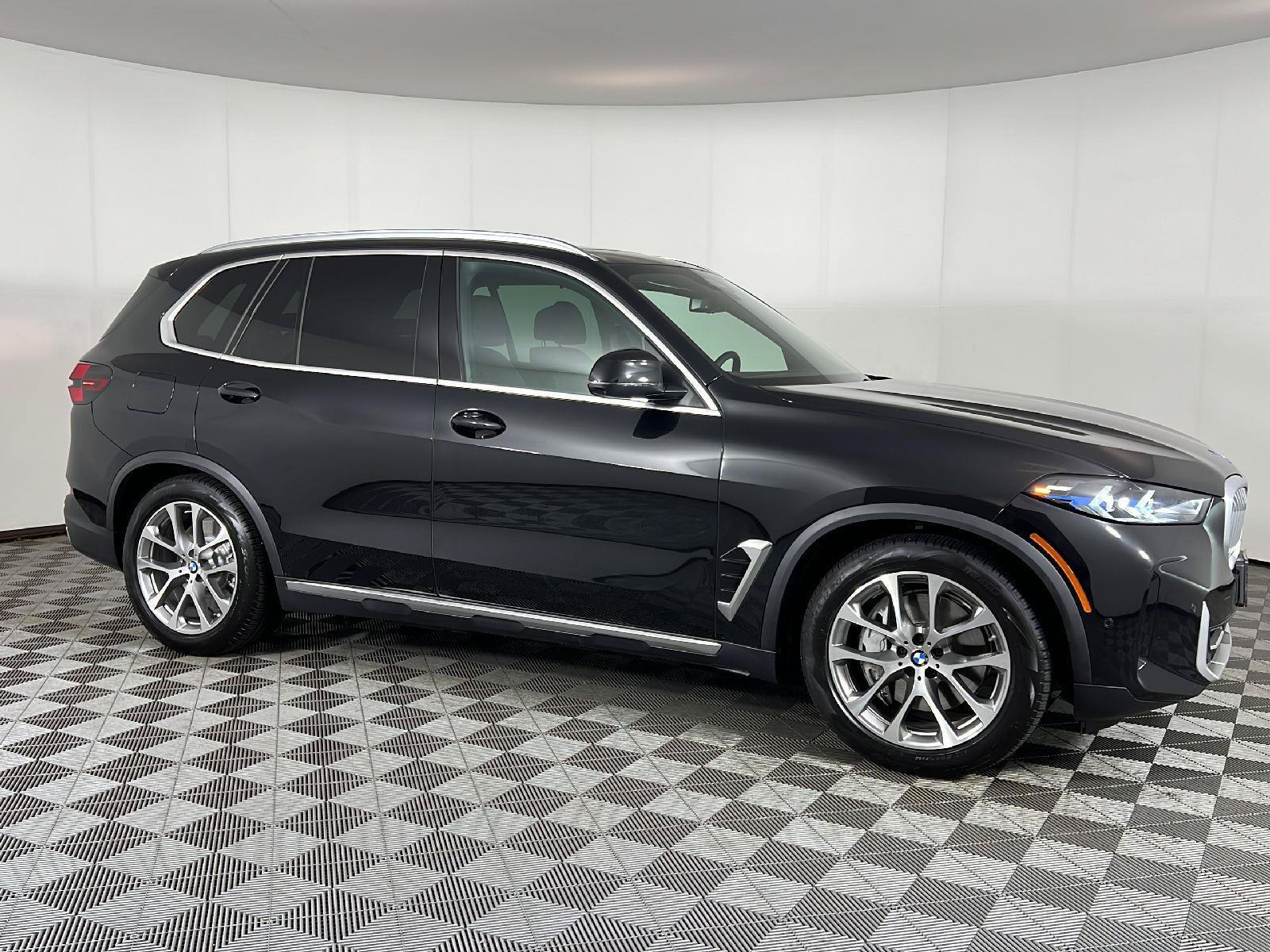 New 2026 BMW X5 xDrive50e w/ Climate Comfort Package AWD/4WD image 3