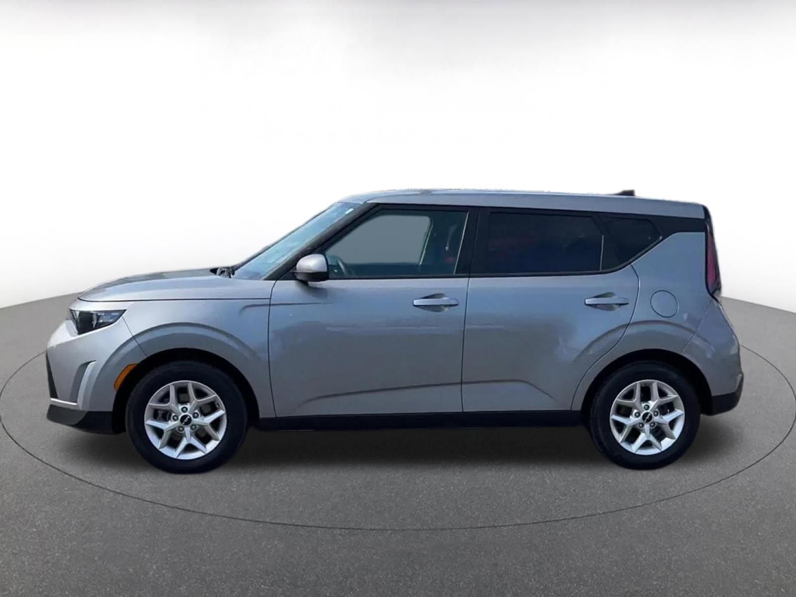 Used 2025 Kia Soul LX w/ LX Technology Package FWD image 9