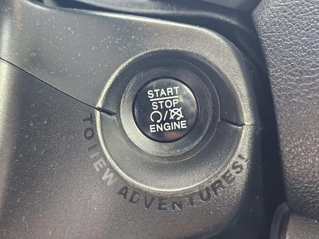 Used 2017 Jeep Renegade Latitude FWD image 30