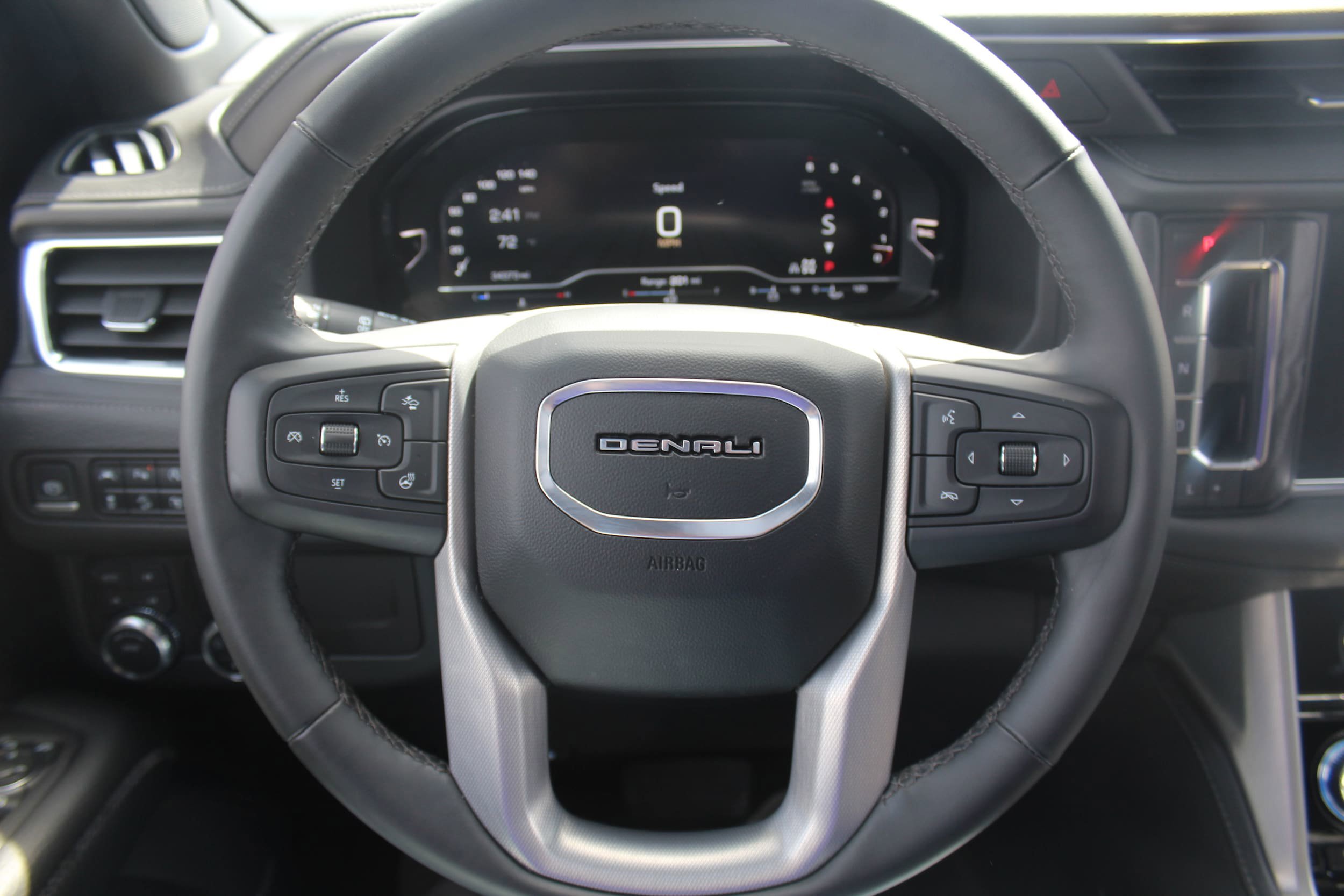 Used 2023 GMC Yukon XL Denali AWD/4WD image 7