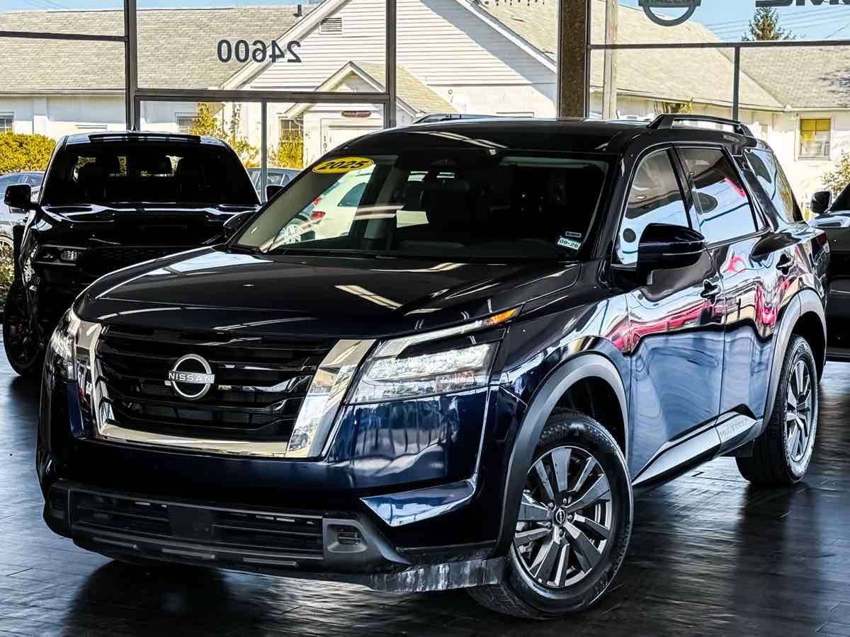 Used 2025 Nissan Pathfinder SV image 7