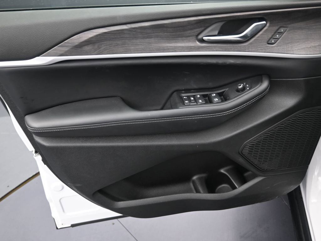 Used 2025 Jeep Grand Cherokee Limited w/ Black Appearance Package image 13