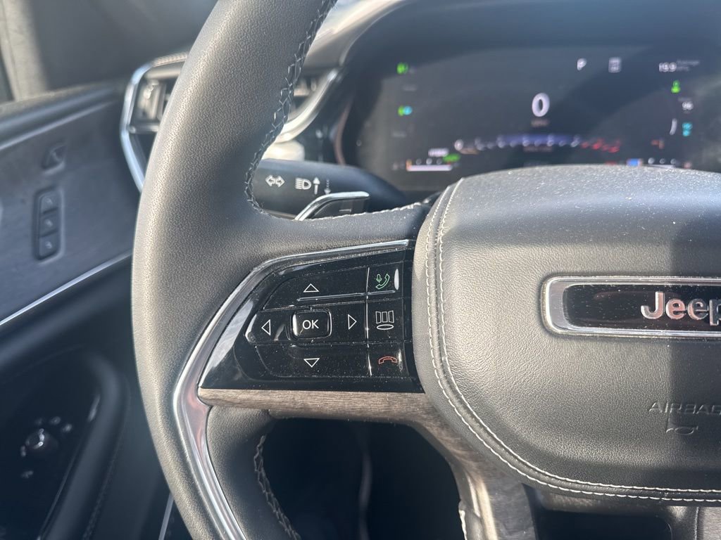 Used 2023 Jeep Grand Cherokee Overland w/ Luxury Tech Group IV AWD/4WD image 19