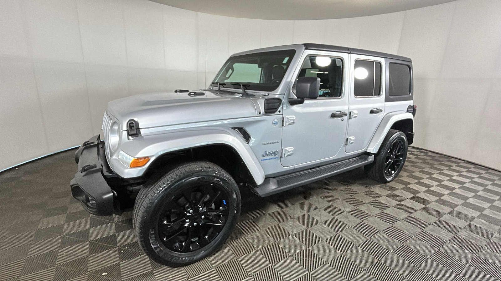 Used 2023 Jeep Wrangler Unlimited Sahara w/ Cold Weather Group AWD/4WD image 8