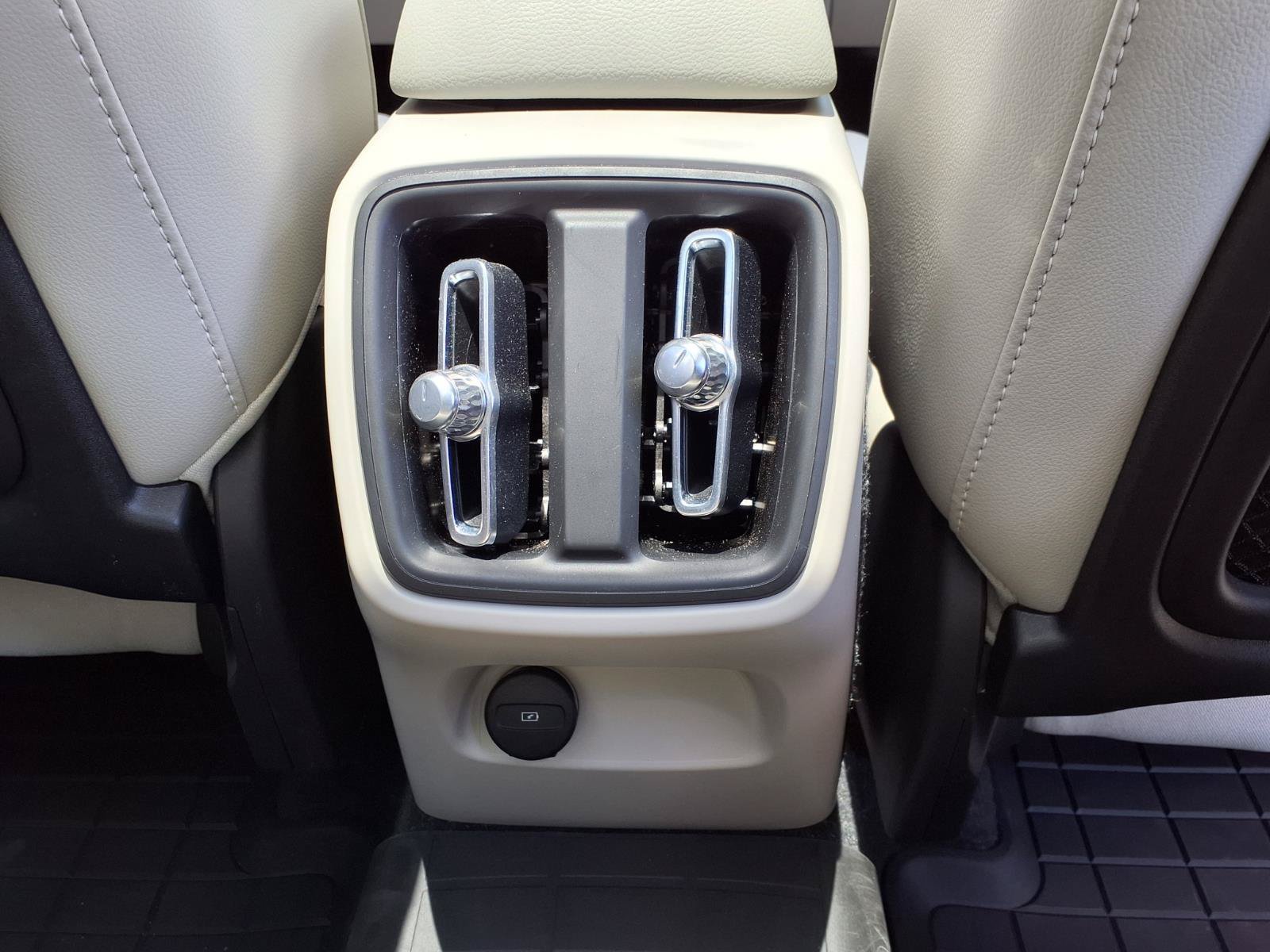 Certified 2023 Volvo XC40 B5 Ultimate w/ Protection Package Premier AWD/4WD image 16