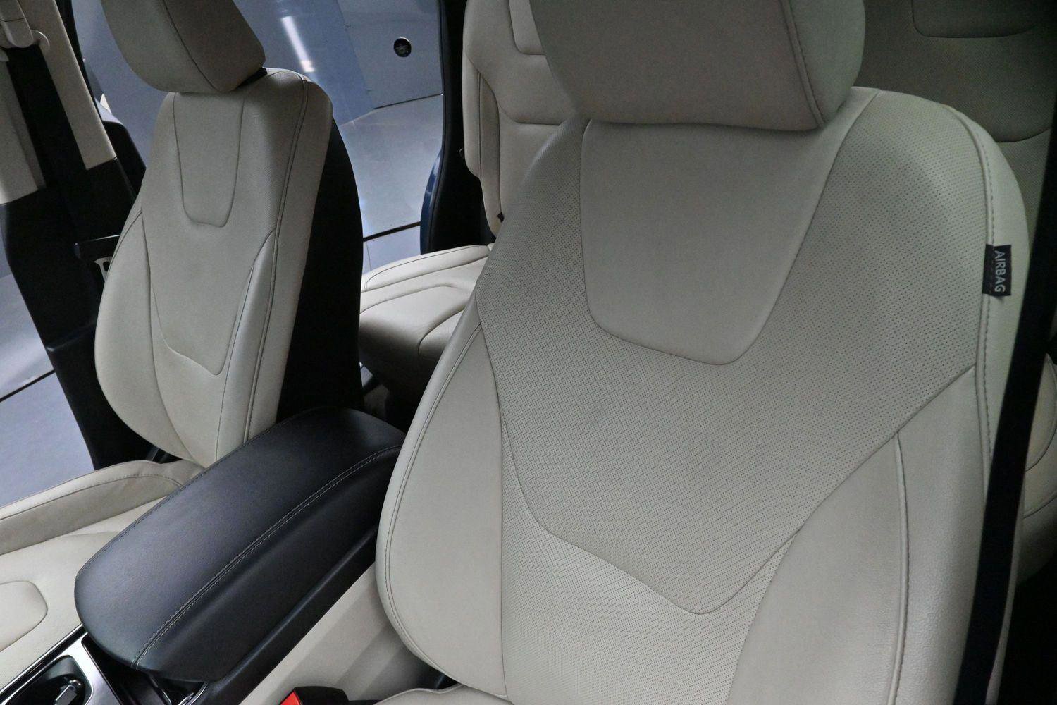 Used 2020 Ford Edge Titanium w/ Equipment Group 301A FWD image 17