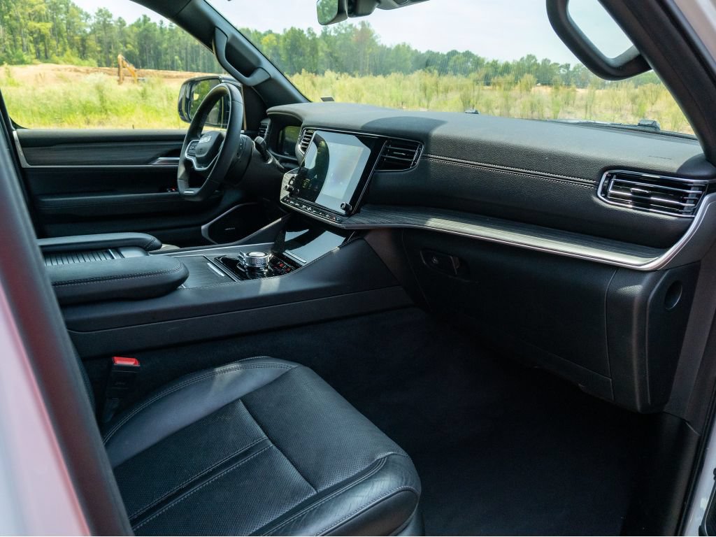 Used 2023 Jeep Wagoneer L Series II AWD/4WD image 19