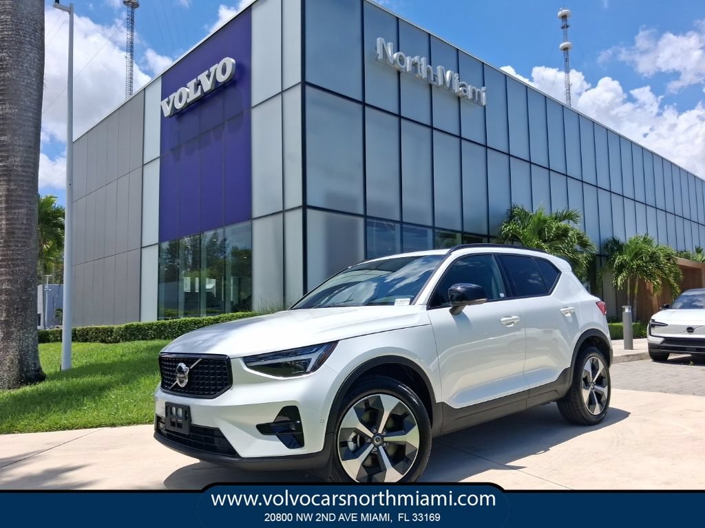 Certified 2026 Volvo XC40 B5 Plus AWD/4WD image 1