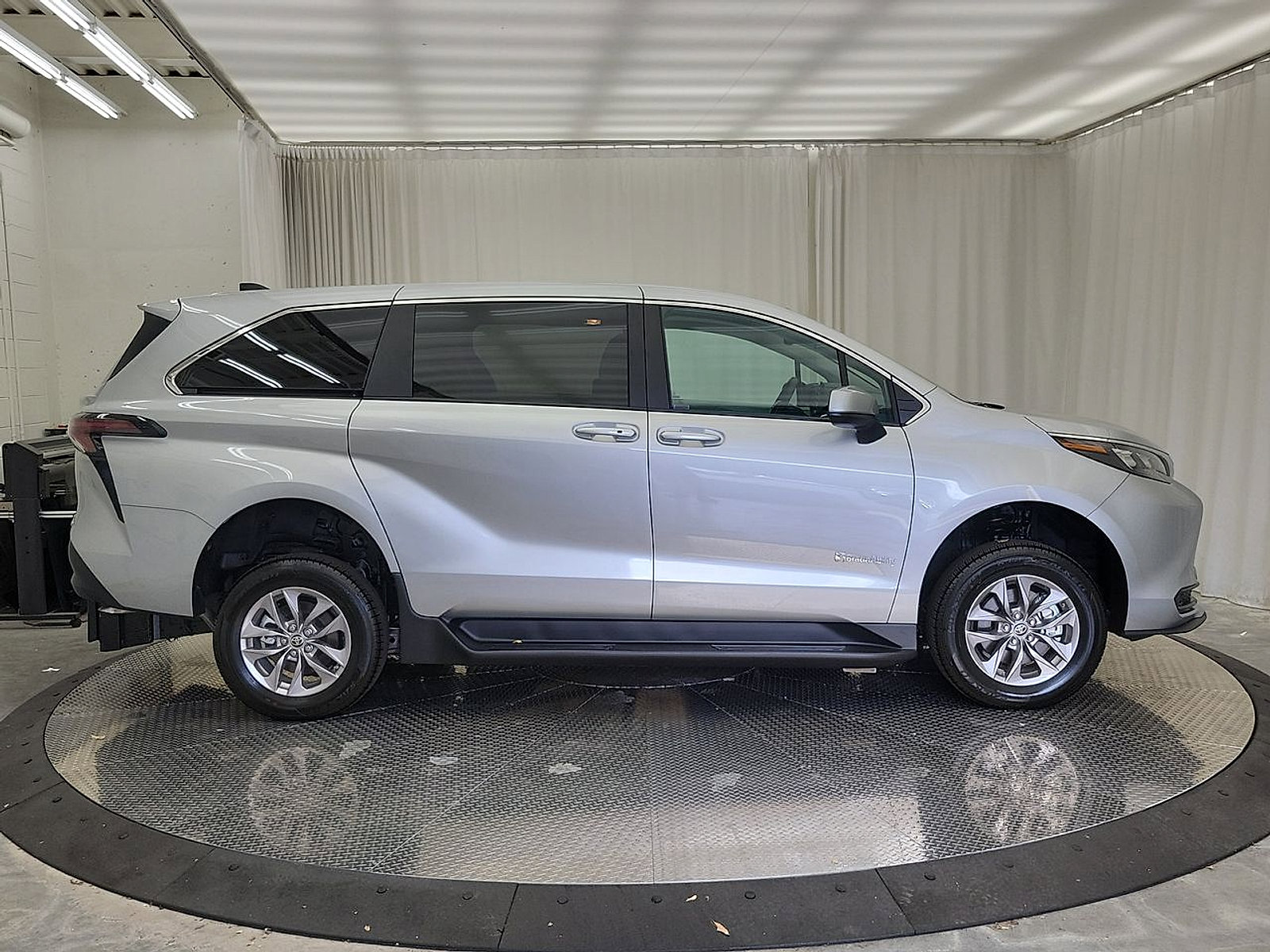 Used 2024 Toyota Sienna LE FWD image 25