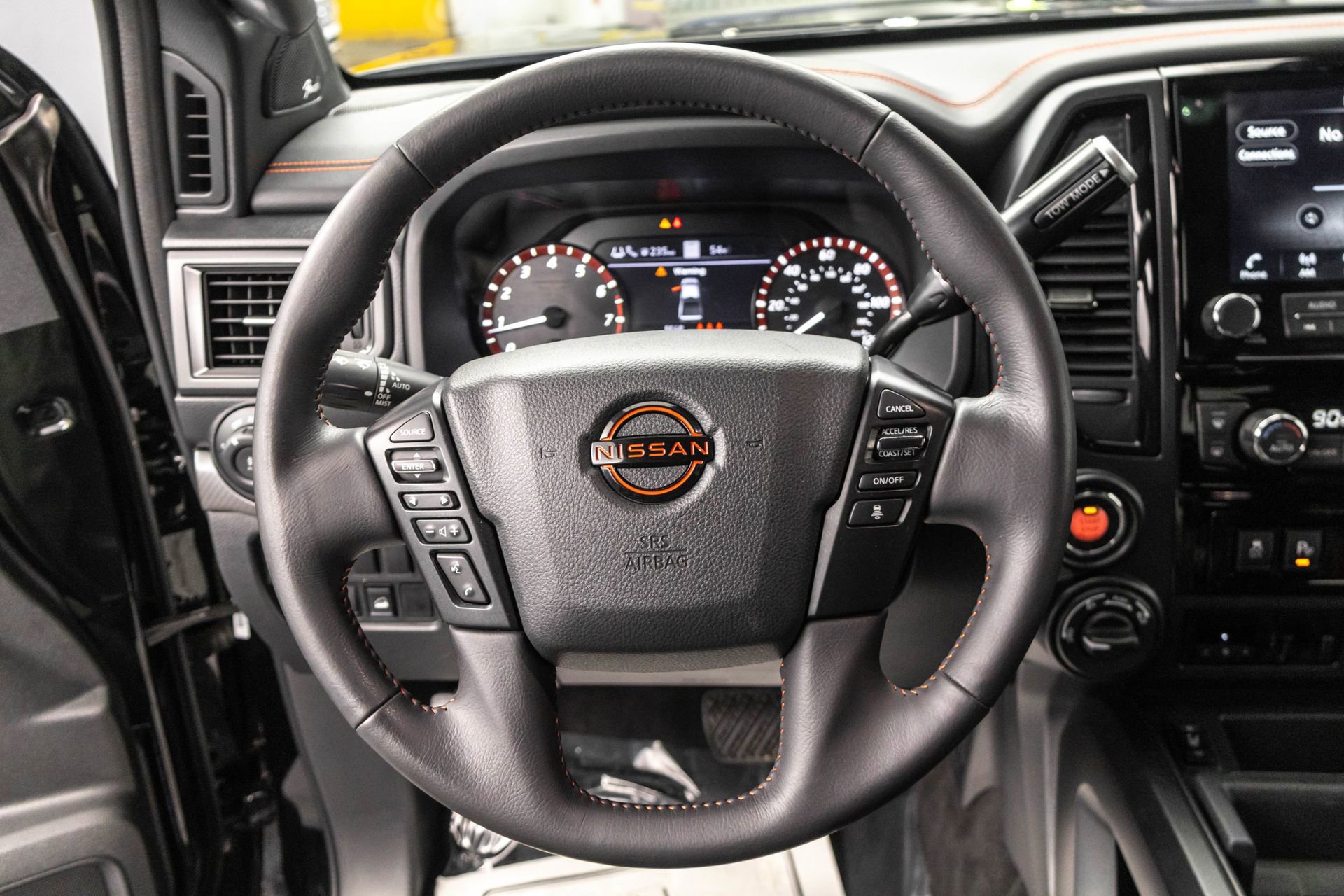 Used 2023 Nissan Titan PRO-4X w/ Pro-4x Convenience Package AWD/4WD image 26