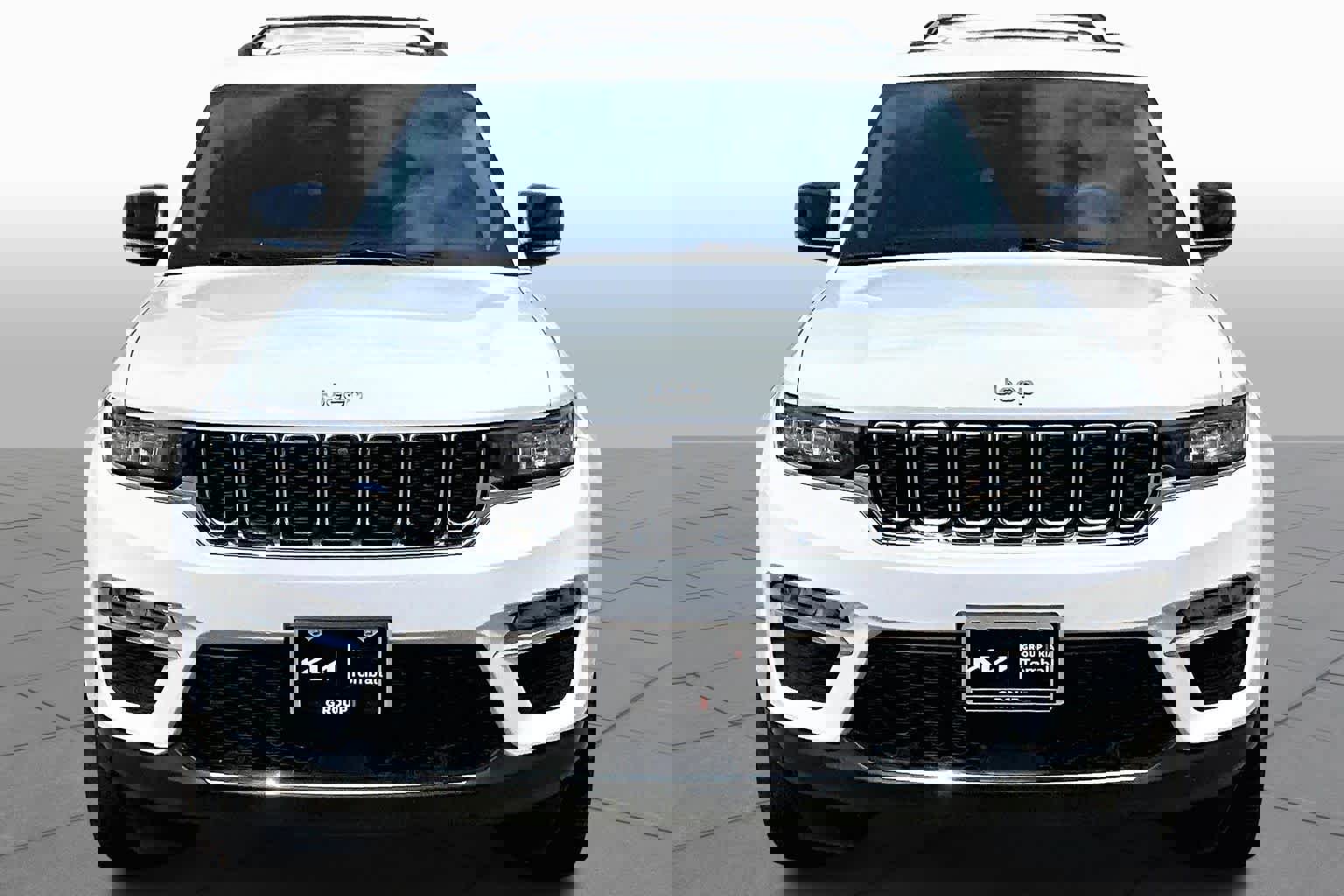 Used 2022 Jeep Grand Cherokee Limited w/ Luxury Tech Group II image 4