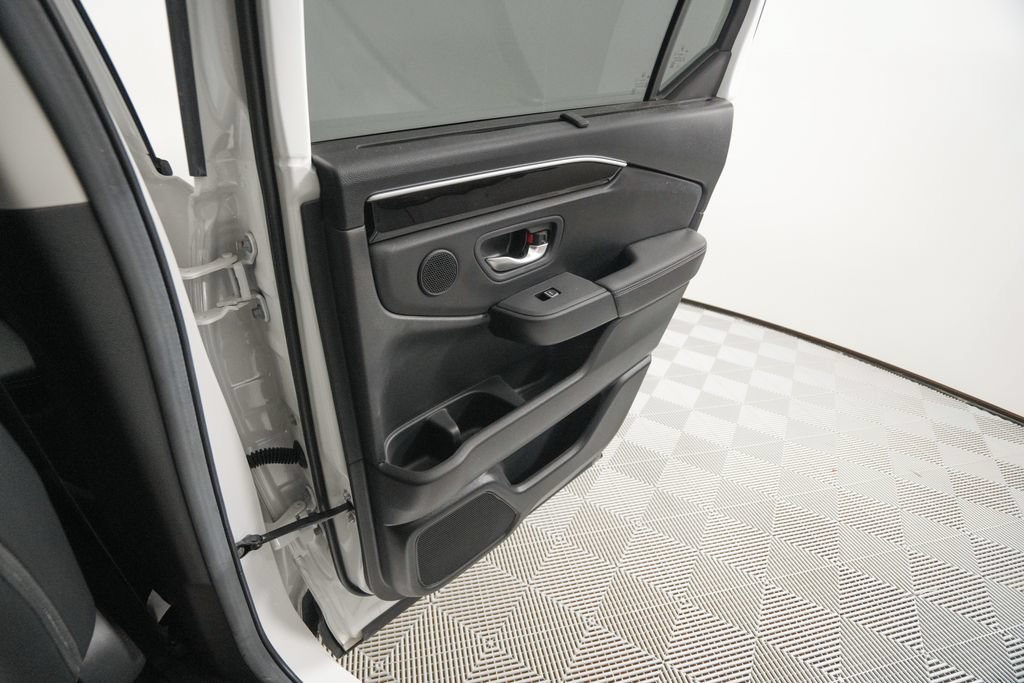 Used 2025 Honda Pilot Touring image 17