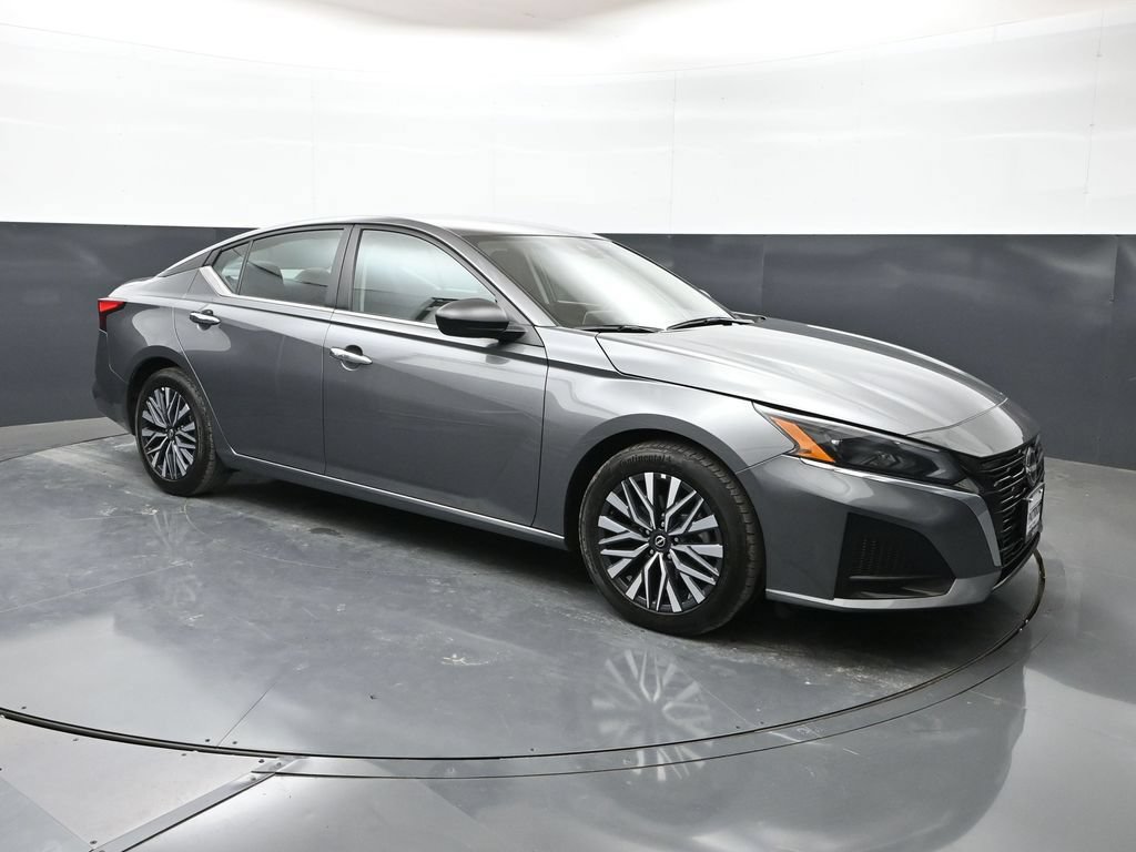 Used 2025 Nissan Altima 2.5 SV FWD image 21